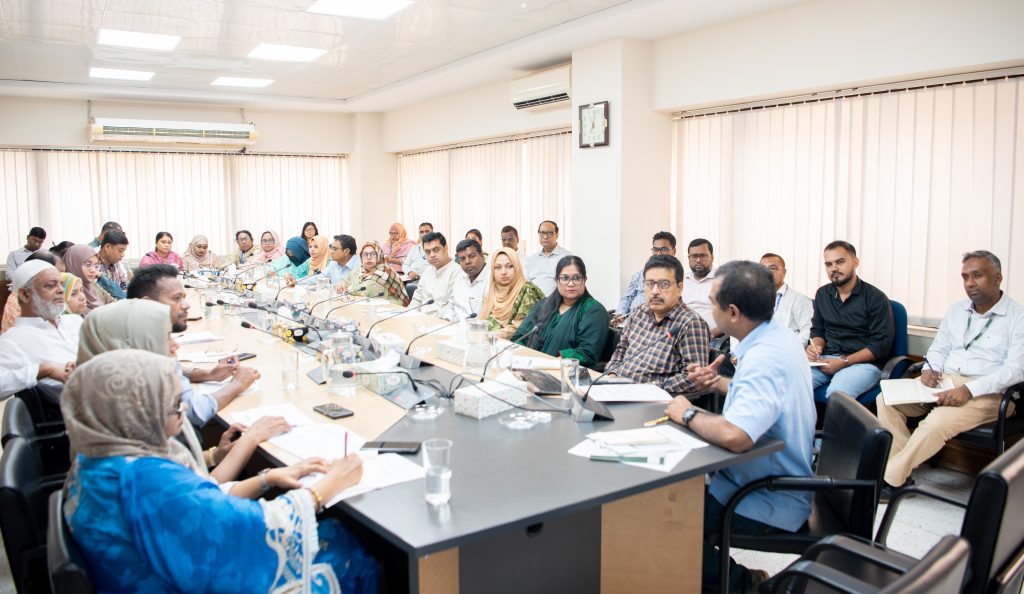 Shariful Islam, Senior Environmental and Social Specialist at the World Bank, conducts a training session on grievance redress mechanisms for SMART project Partner Organizations.