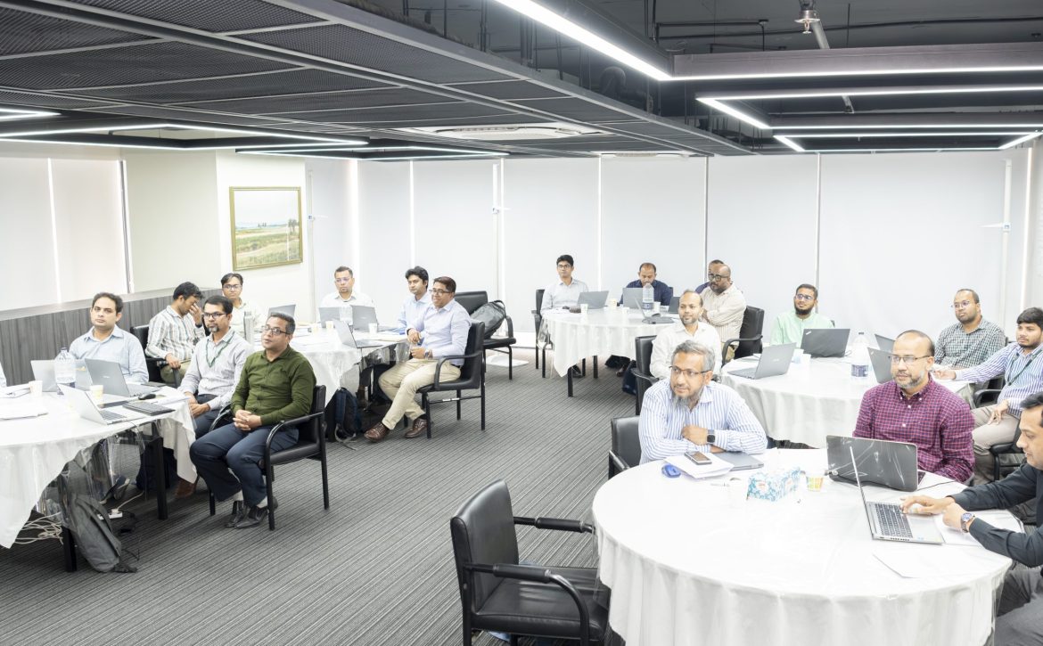 PKSF officials participate in the AI for Workplace Productivity training programme organized by the PKSF Training Centre with funding from the SMART Project.